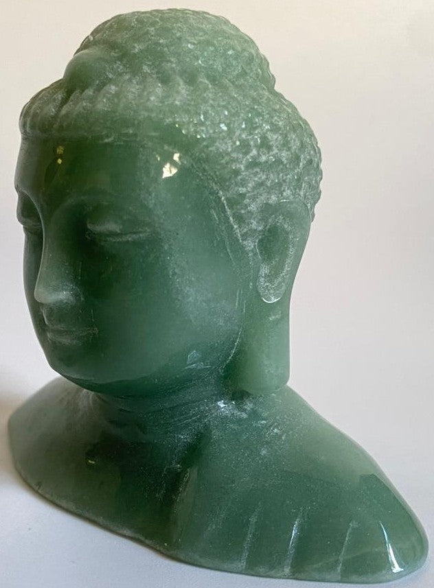 Sculptura Buddha din cristal de aventurin verde pe fundal alb