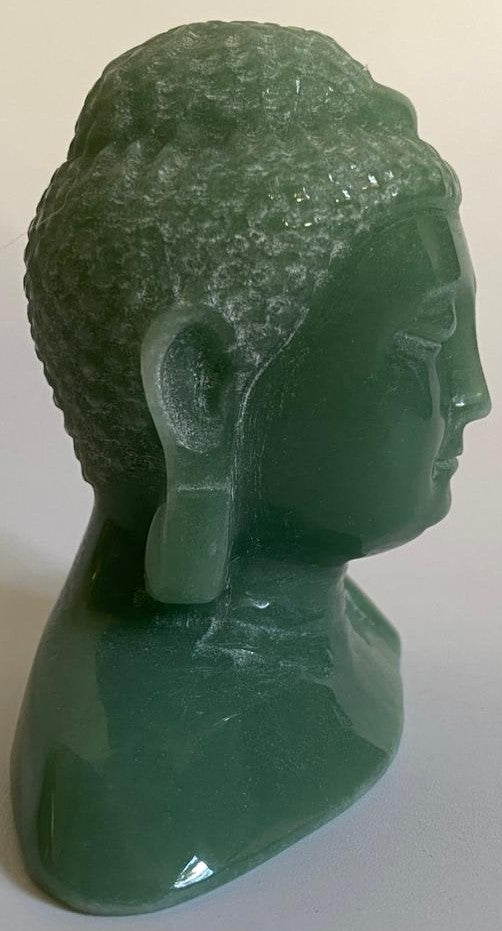 Sculptura Buddha decorativa de 9cm din piatra semipretioasa de aventurin verde pe fundal alb