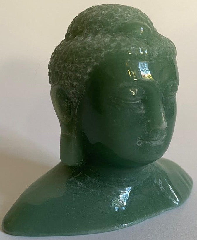 Sculptura Buddha decorativa de 9cm din cristal de aventurin verde pe fundal alb
