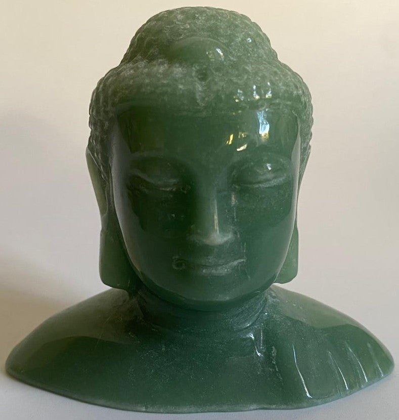 Sculptura Buddha unicat de 9cm din piatra semipretioasa de aventurin verde pe fundal alb