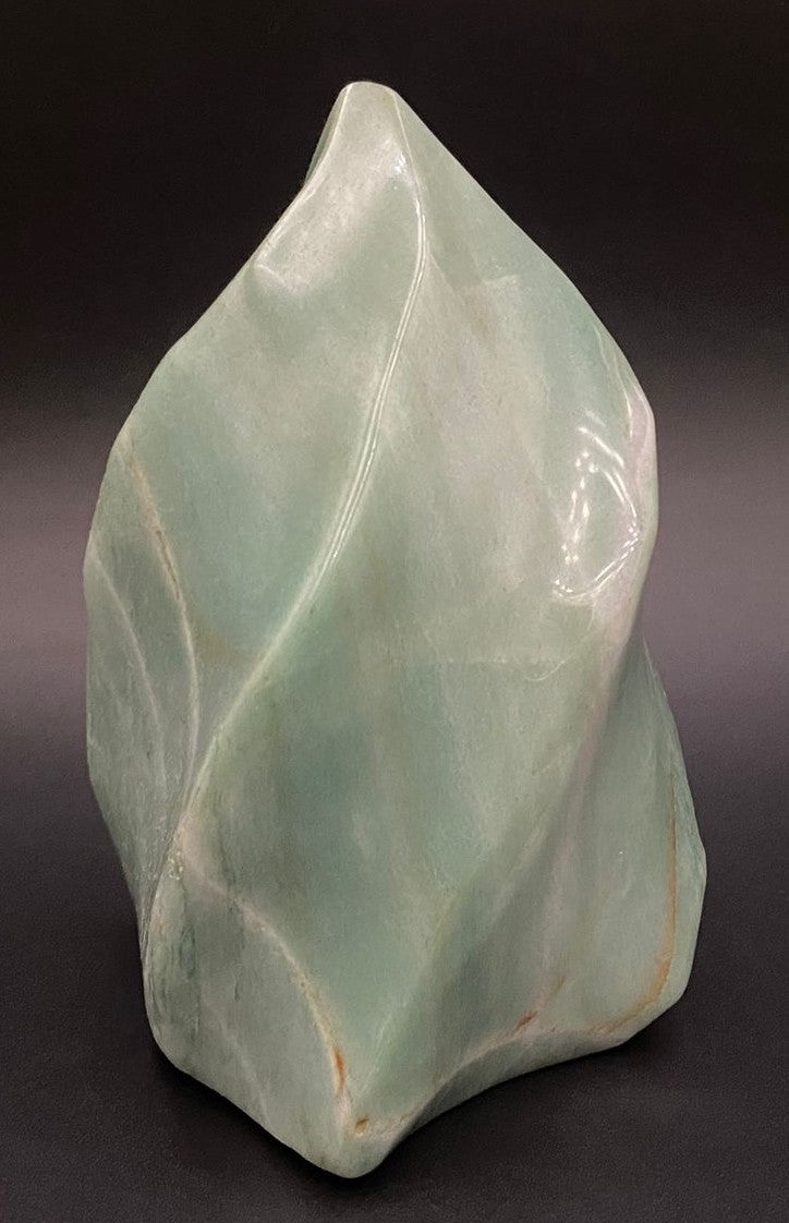 Sculptura din piatra semipretioasa de aventurin verde pe fundal negru