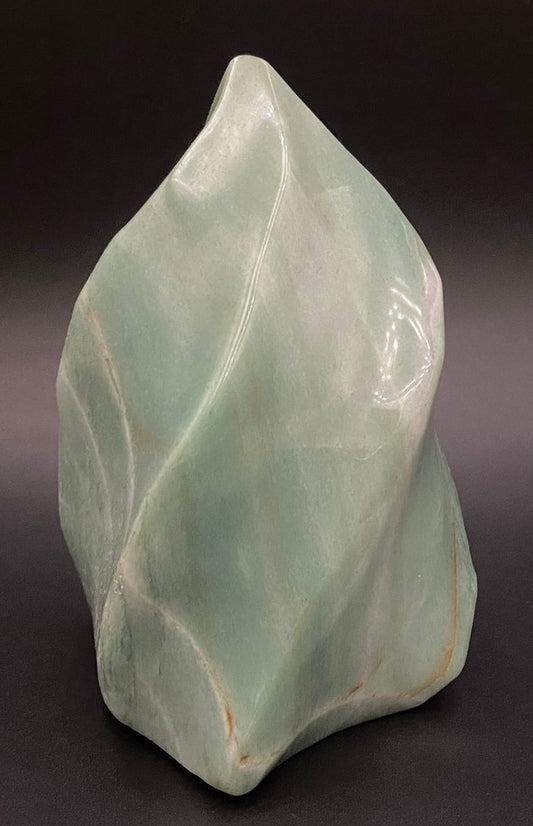 Sculptura din piatra semipretioasa de aventurin verde pe fundal negru