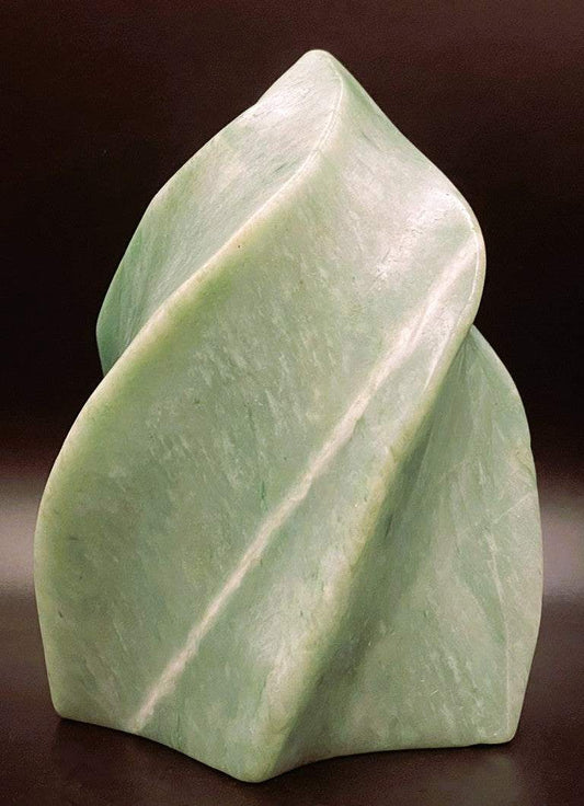 Sculptura abstractă din Aventurin Verde natural de 11.6 cm, piatră semiprețioasă.