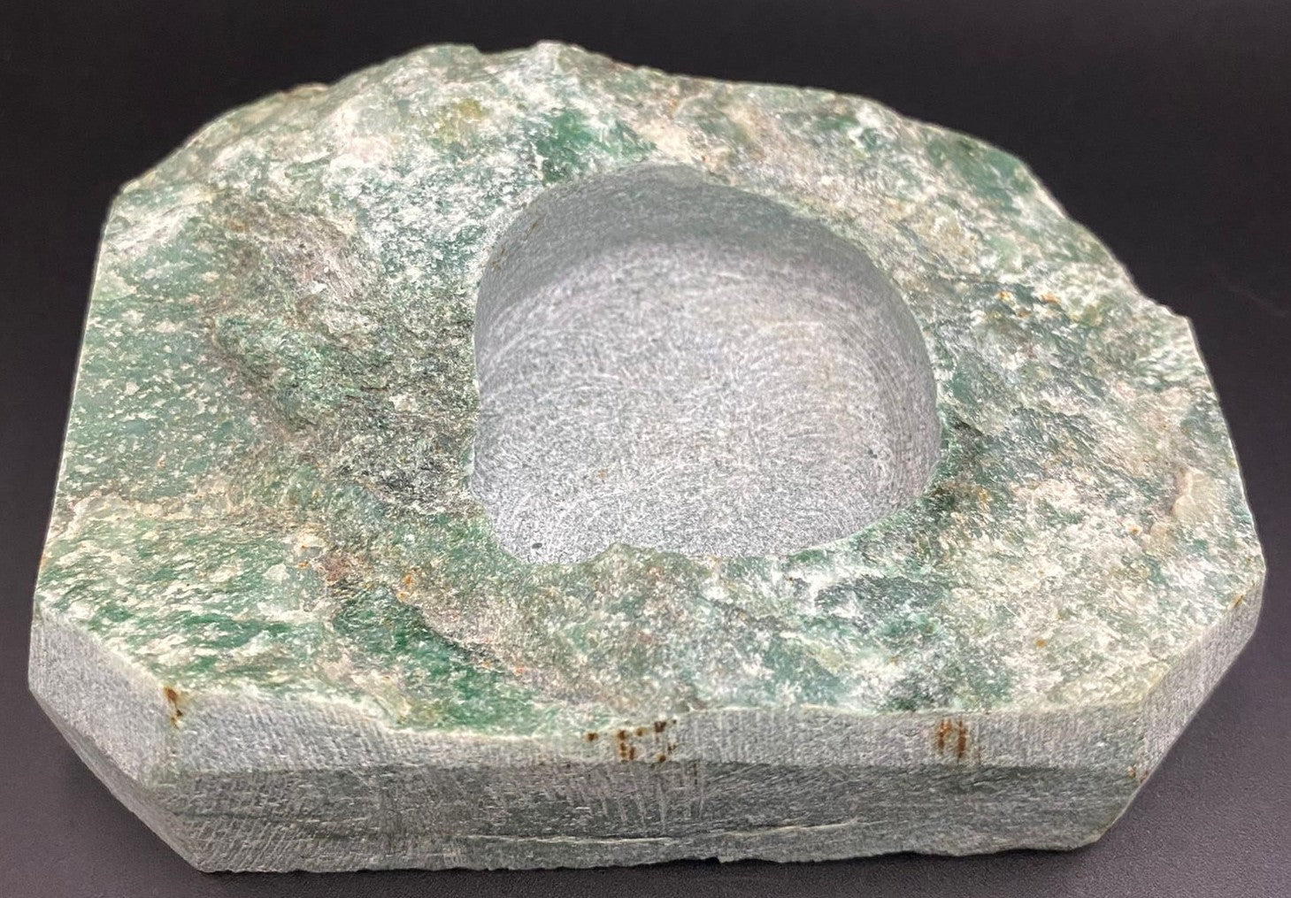 Suport lumanare din piatra semipretioasa de aventurin verde pe fundal negru