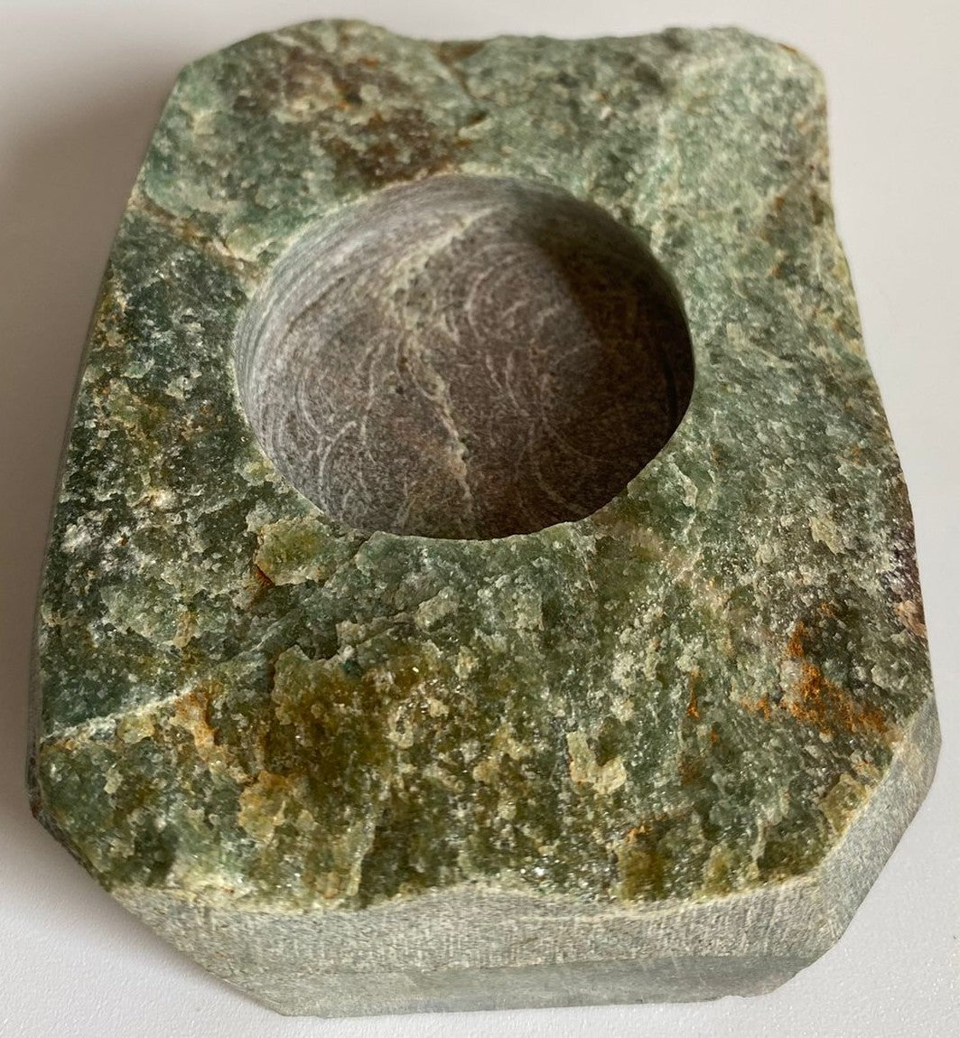 Suport de lumanare din cristal de aventurin verde pe fundal alb
