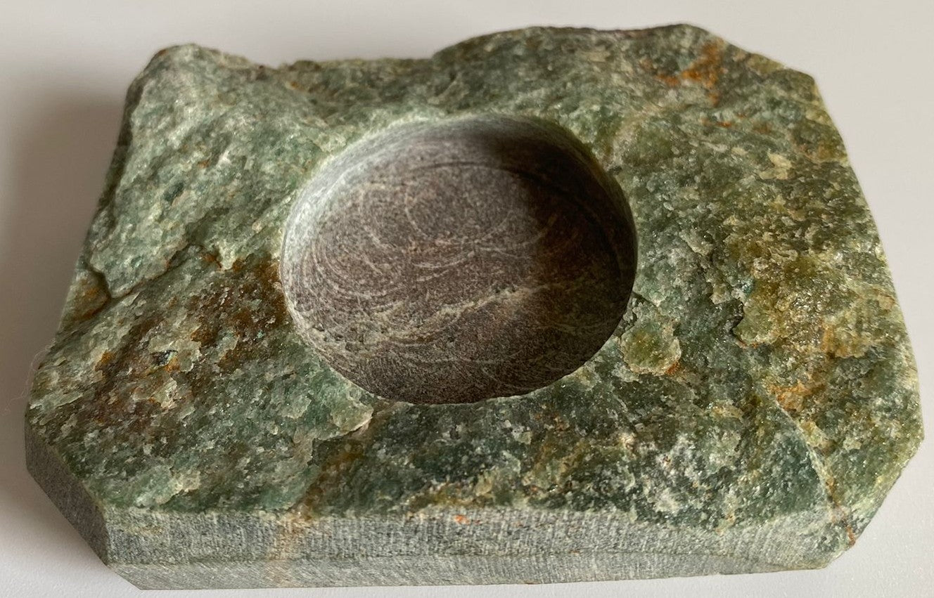 Suport de lumanare de 9.8cm din piatra semipretioasa de aventurin verde pe fundal alb