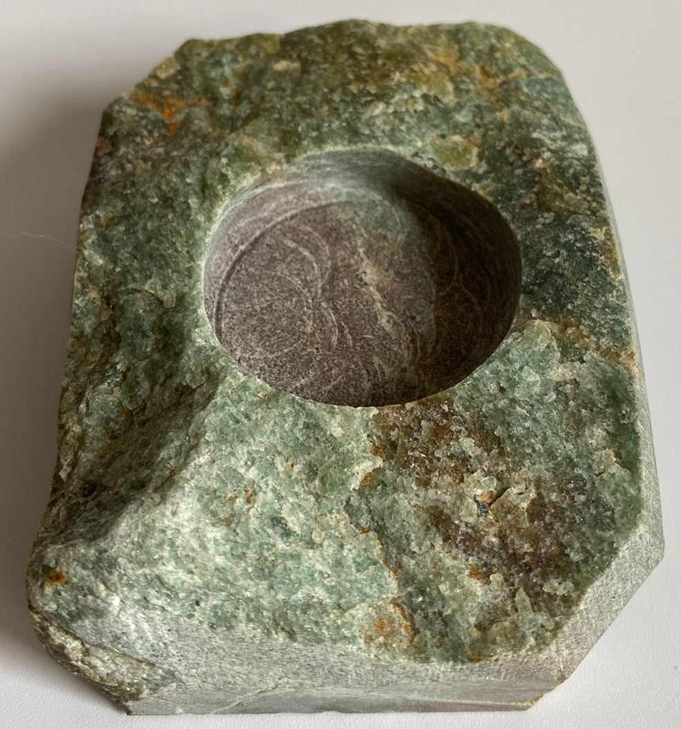 Suport de lumanare de 9.8cm din cristal de aventurin verde pe fundal alb