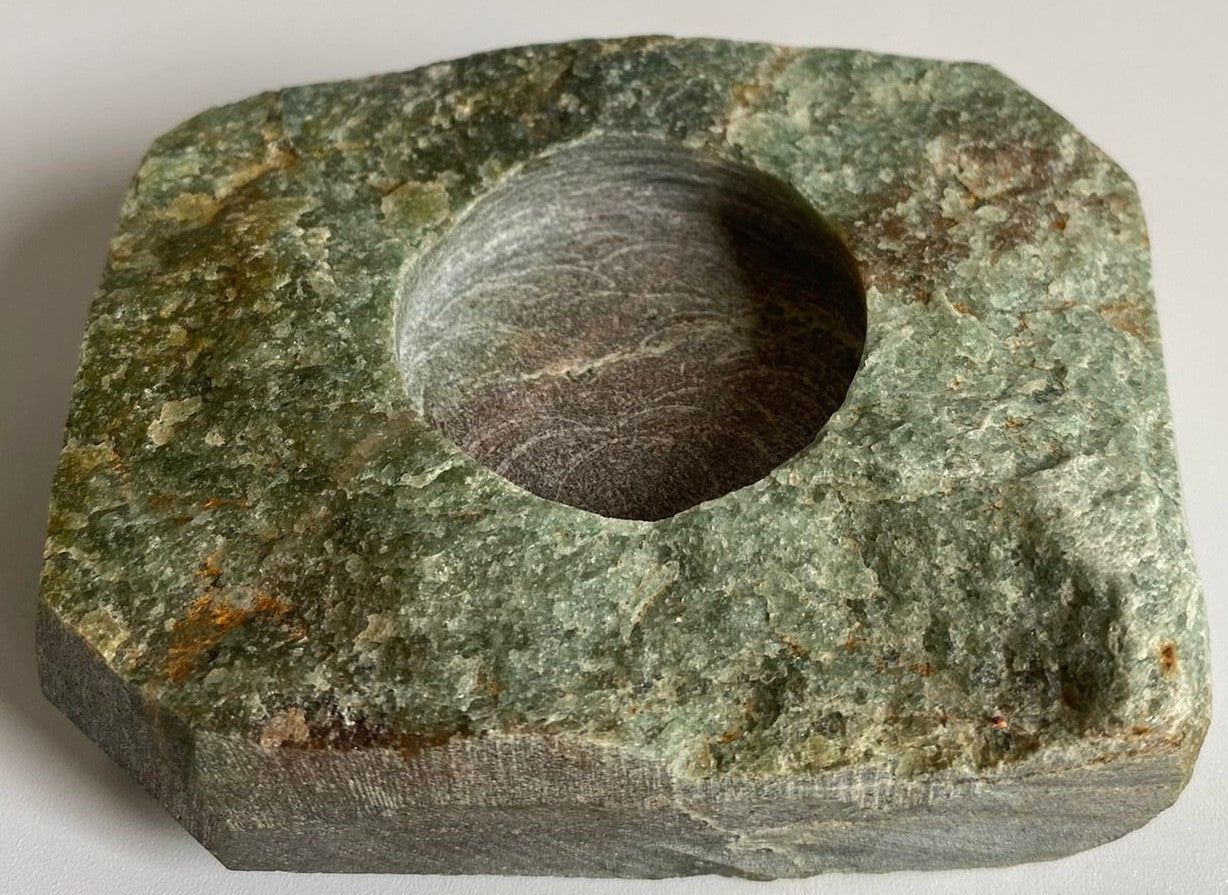 Suport de lumanare decorativ de 9.8cm din piatra semipretioasa de aventurin verde pe fundal alb