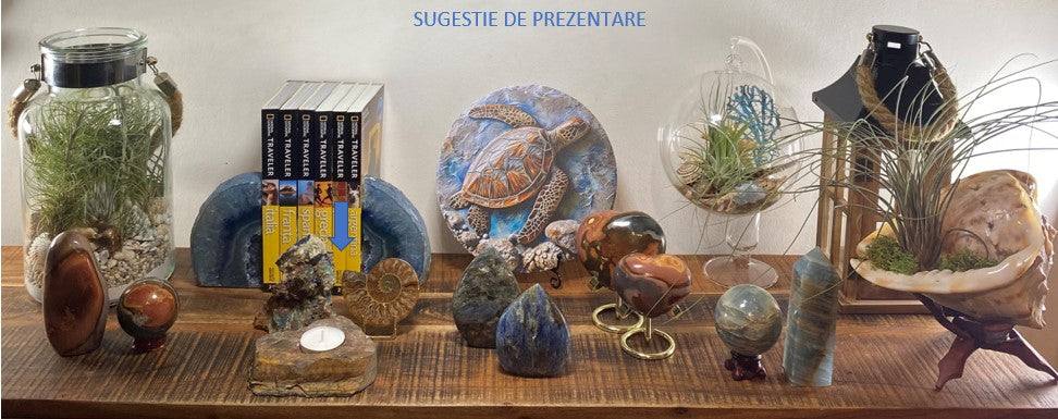 suport de lumânare din piatra Ochi de Tigru decorativ cu azurit, malachit si fosila amonit pe masa lemn