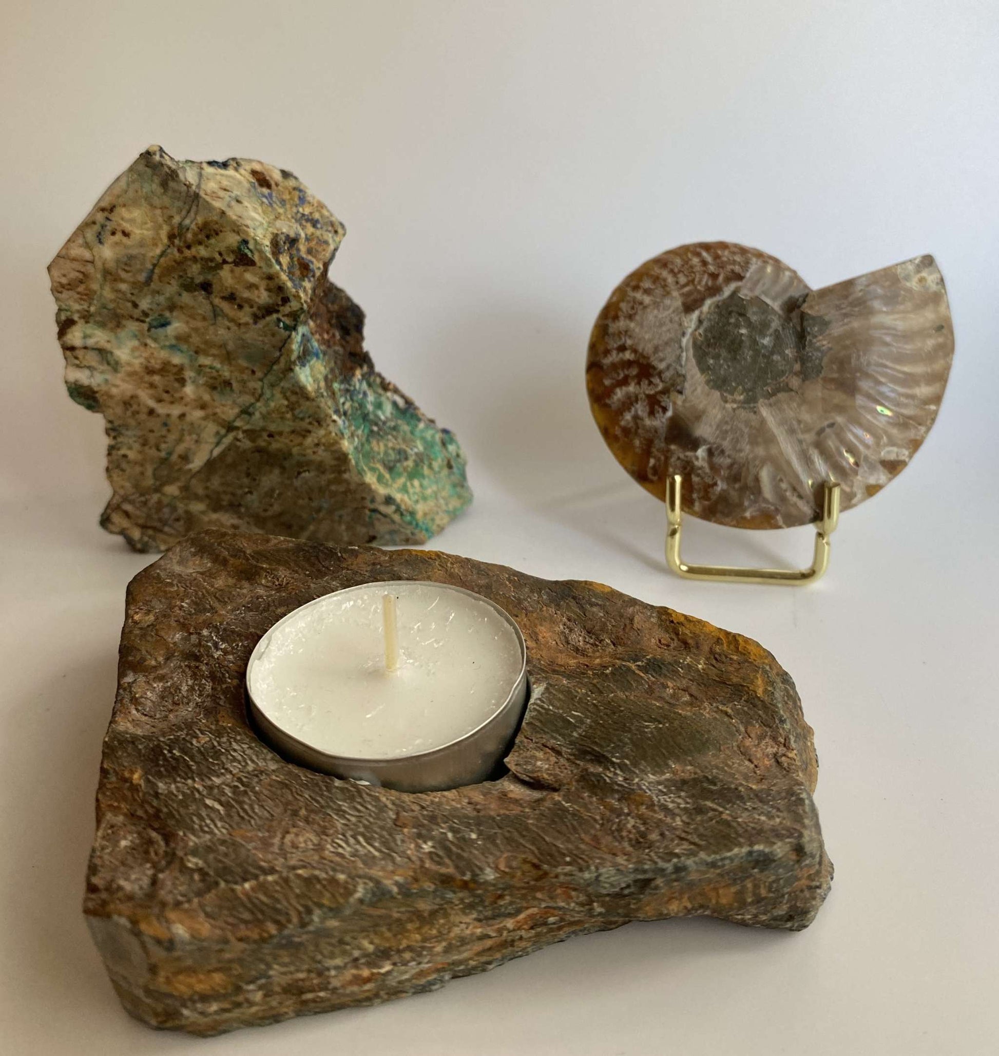 set decorativ cu suport de lumânare din piatră Ochi de Tigru, specimen de Azurit și Malachit, fosilă de Amonit pe suport metalic