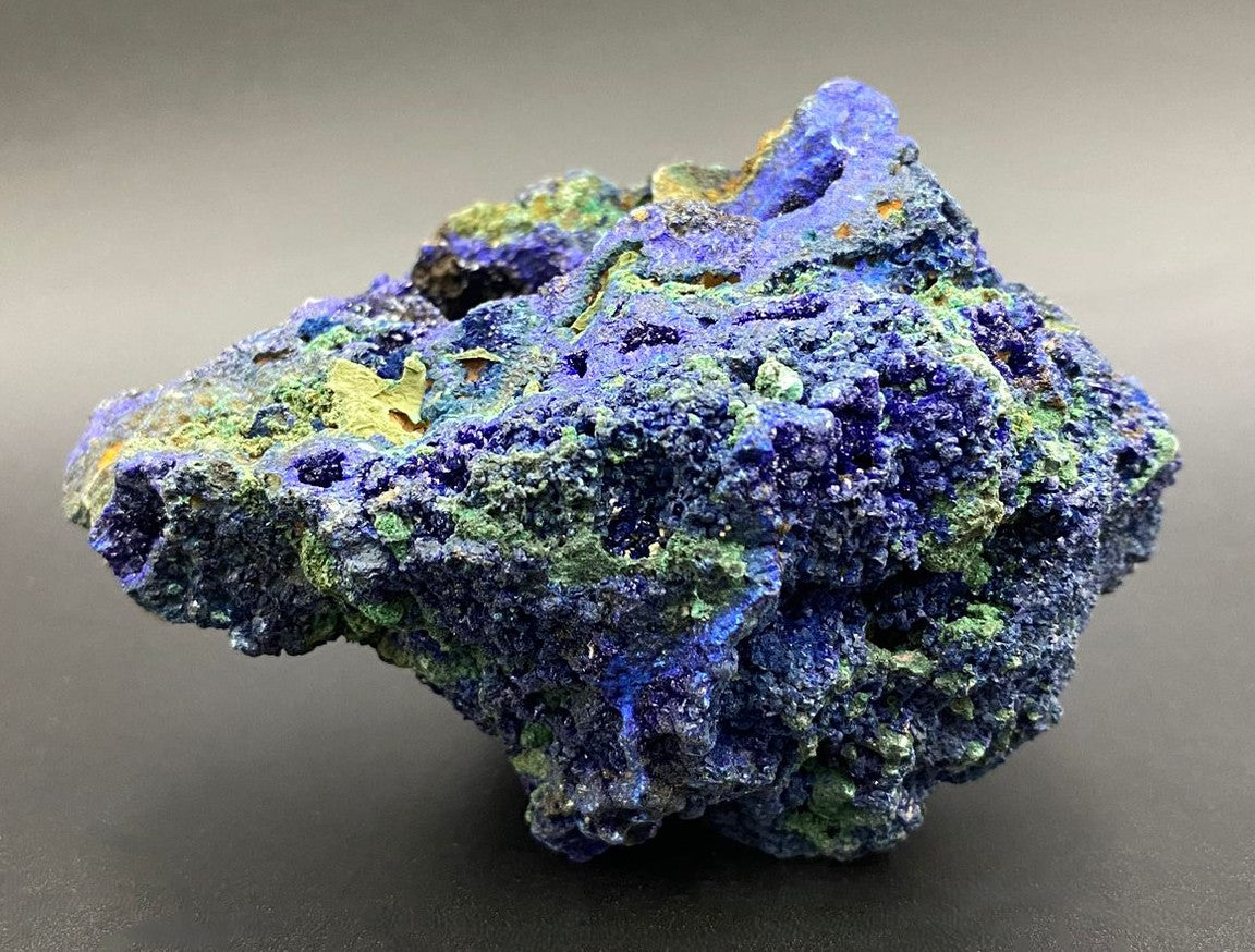 Specimen din piatra semipretioasa de azurit pe fundal negru