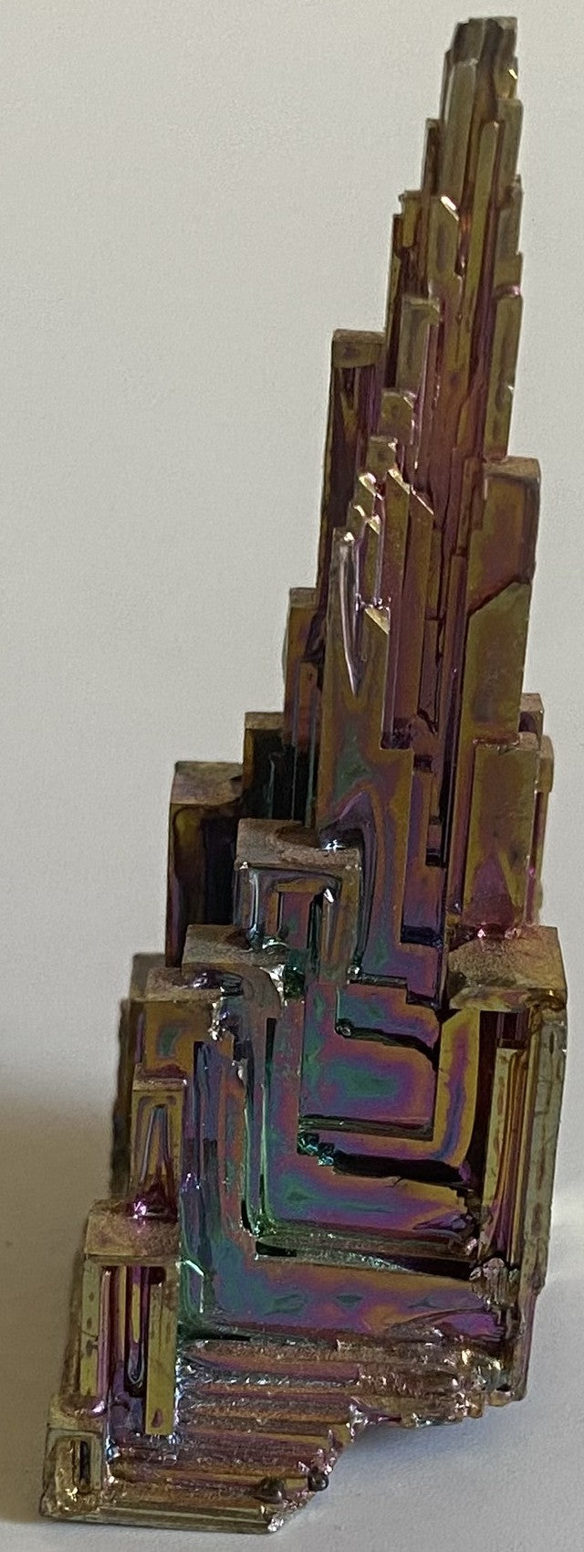 Specimen piramidal de 6.2cm din piatra semipretioasa de bismut pe fundal alb