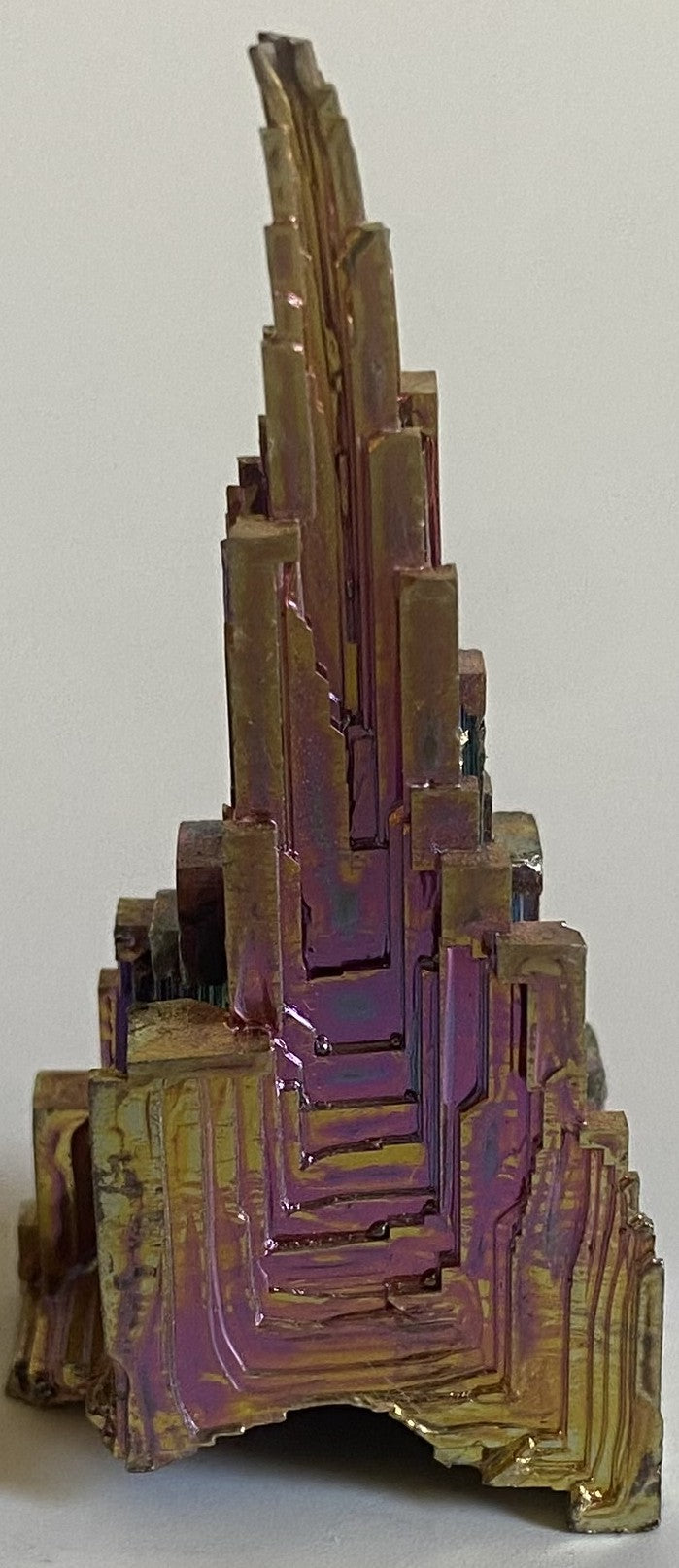 Specimen piramidal de 6.2cm din cristal de bismut pe fundal alb
