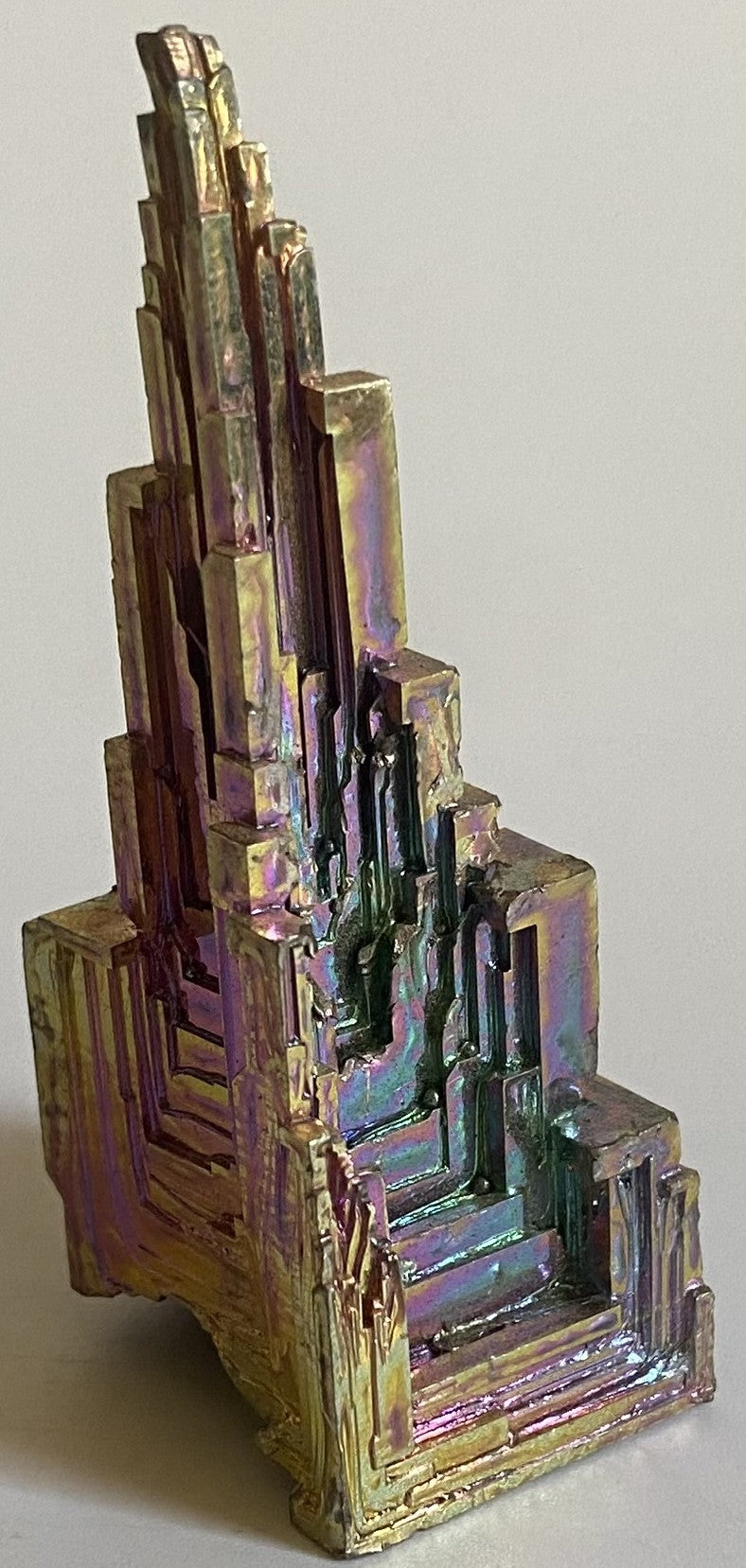 Specimen piramidal decorativ de 6.2cm din piatra semipretioasa de bismut pe fundal alb