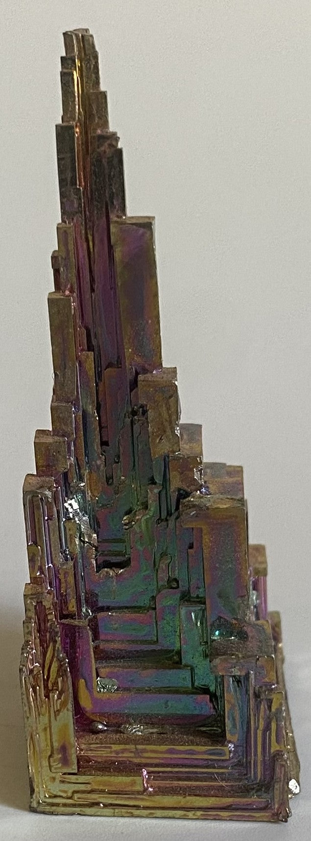 Specimen piramidal decorativ de 6.2cm din cristal de bismut pe fundal alb