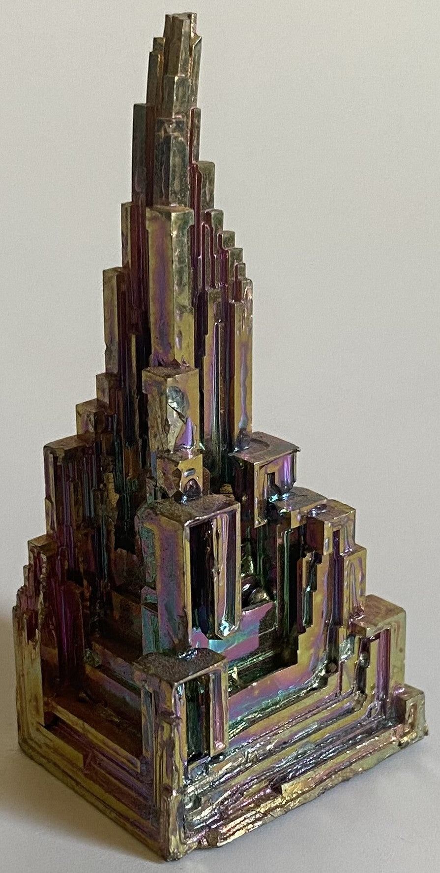Specimen piramidal unicat de 6.2cm din piatra semipretioasa de bismut pe fundal alb