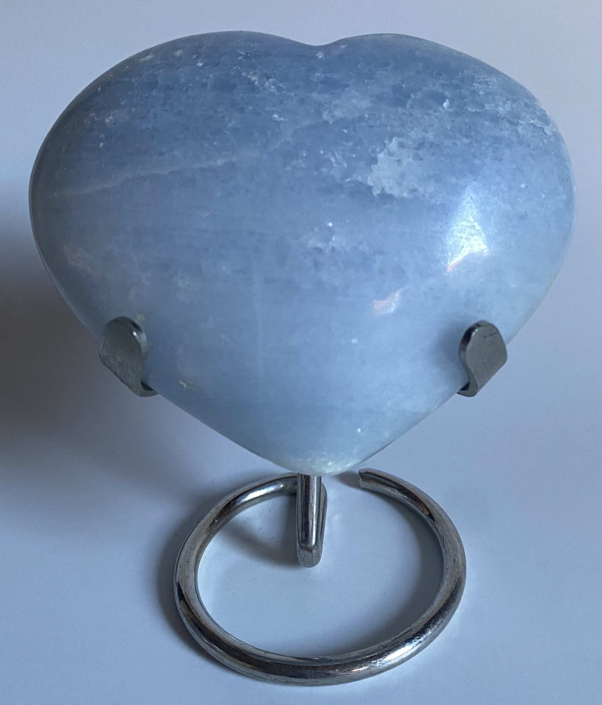 Inima din calcit albastru natural 9.7cm pe suport metalic elegant