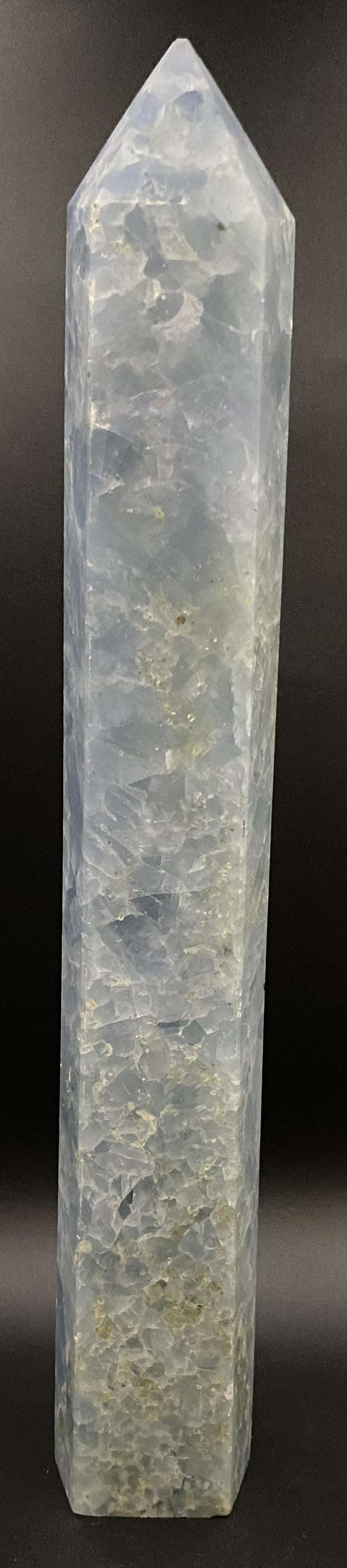 Obelisc din Calcit Albastru natural semipretios de 29cm pe fundal negru