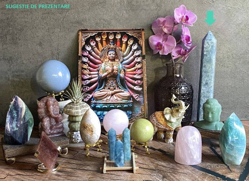 Obelisc din Calcit Albastru de 29 cm, piatră semiprețioasă naturală afișată pe raft cu alte cristale decorativi