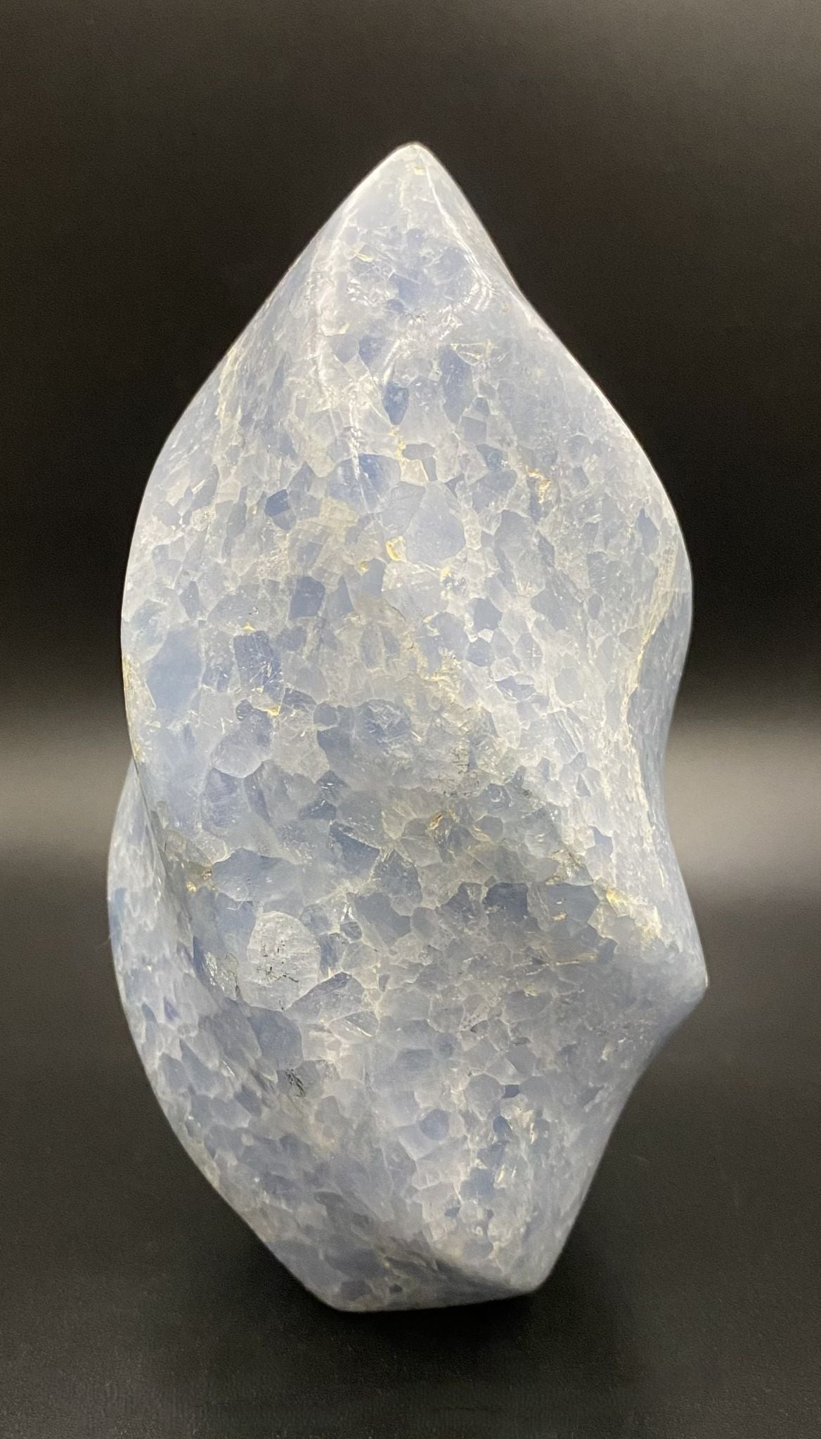 Sculptura din piatra semipretioasa de calcit albastru pe fundal negru