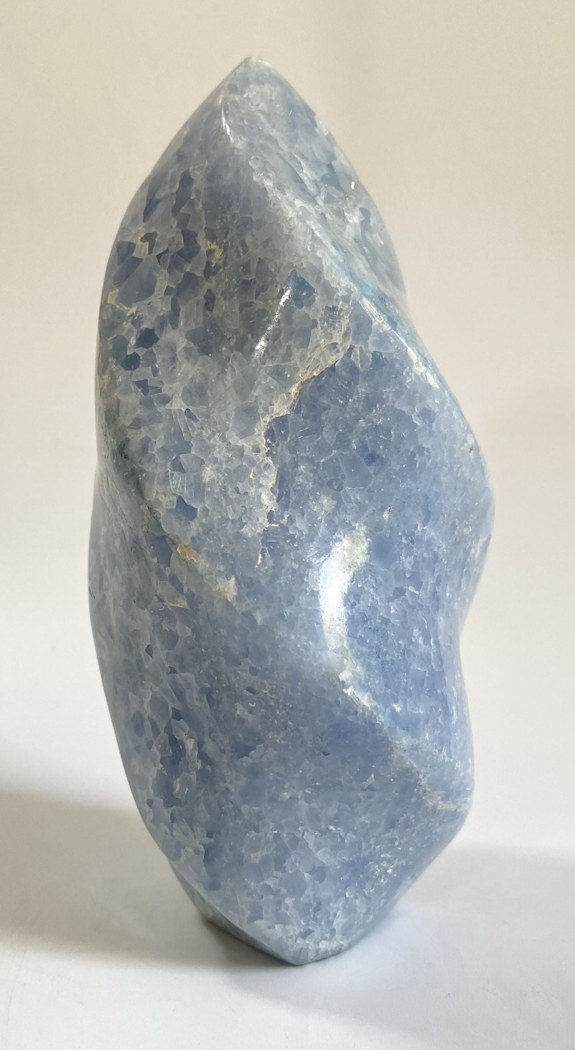Sculptura de 14.3 cm din piatra semipretioasa de calcit albastru pe fundal alb
