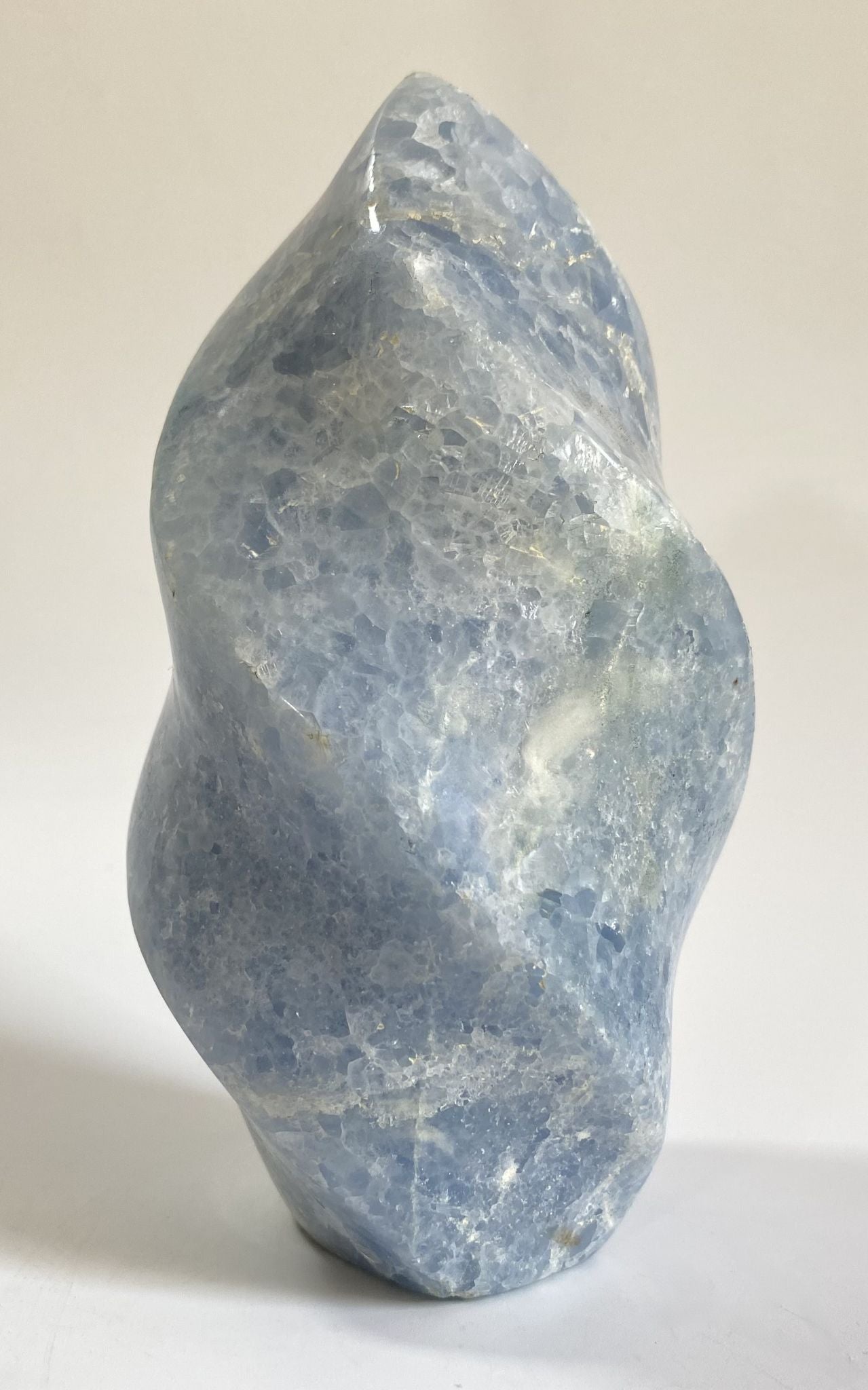 Sculptura de 14.3 cm din cristal de calcit albastru pe fundal alb