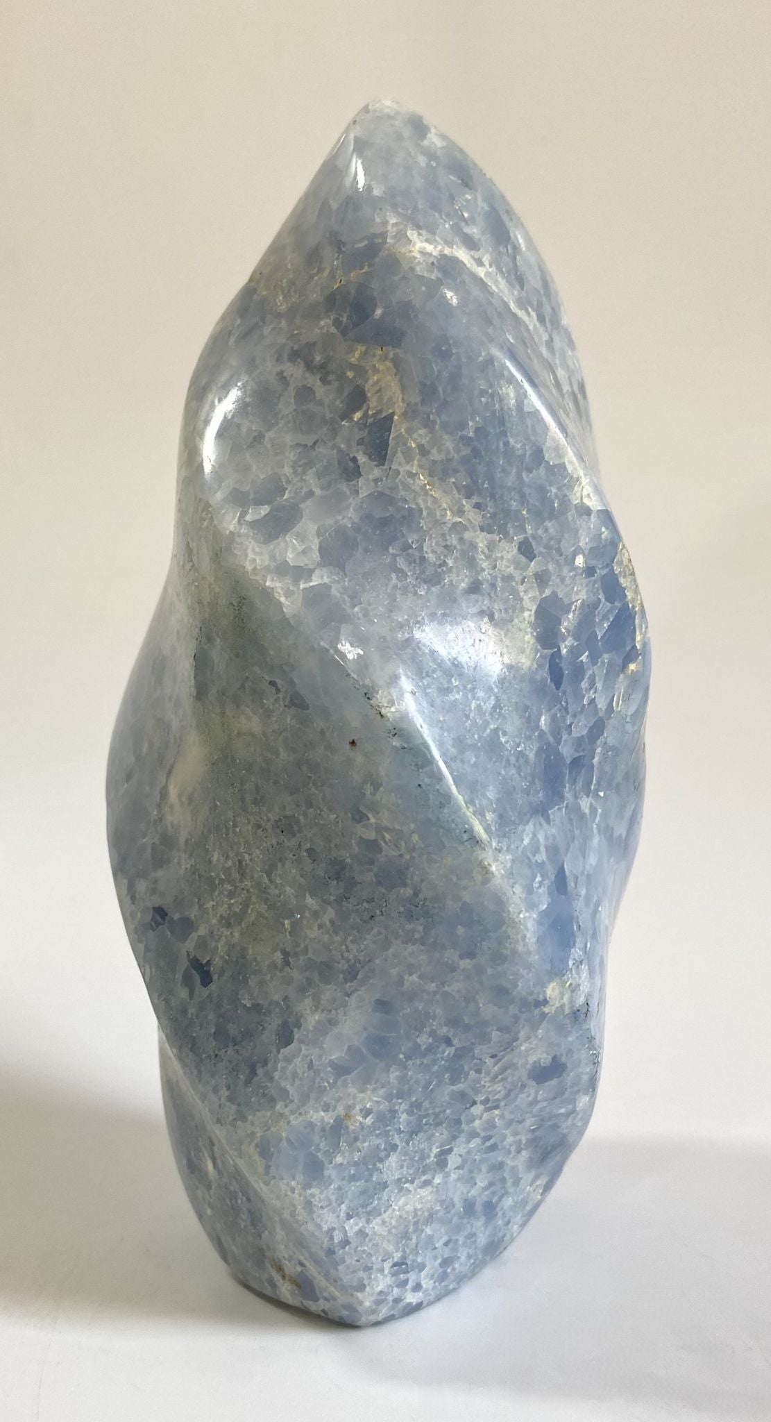 Sculptura decorativa de 14.3 cm din piatra semipretioasa de calcit albastru pe fundal alb