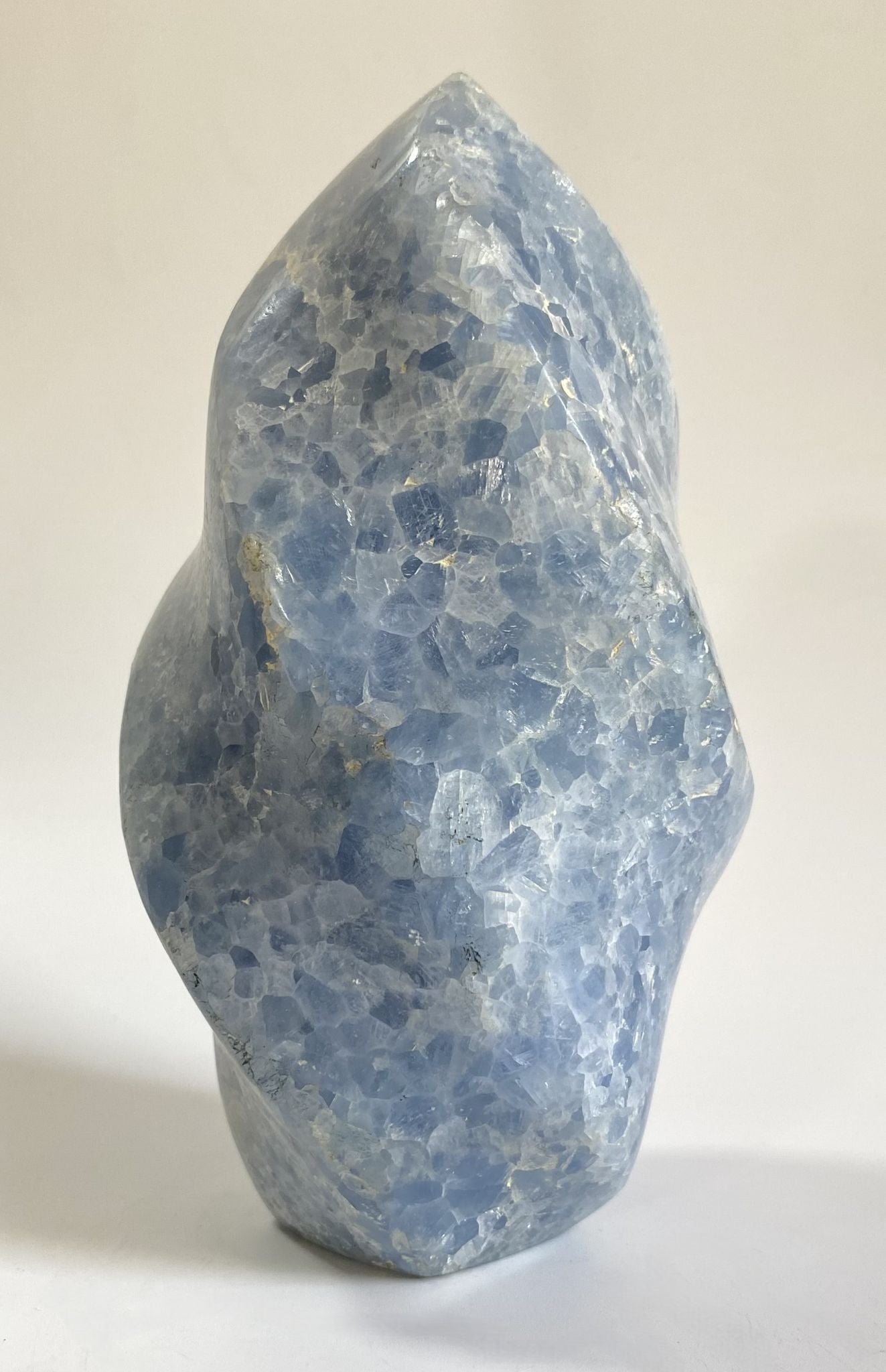 Sculptura decorativa de 14.3 cm din cristal de calcit albastru pe fundal alb