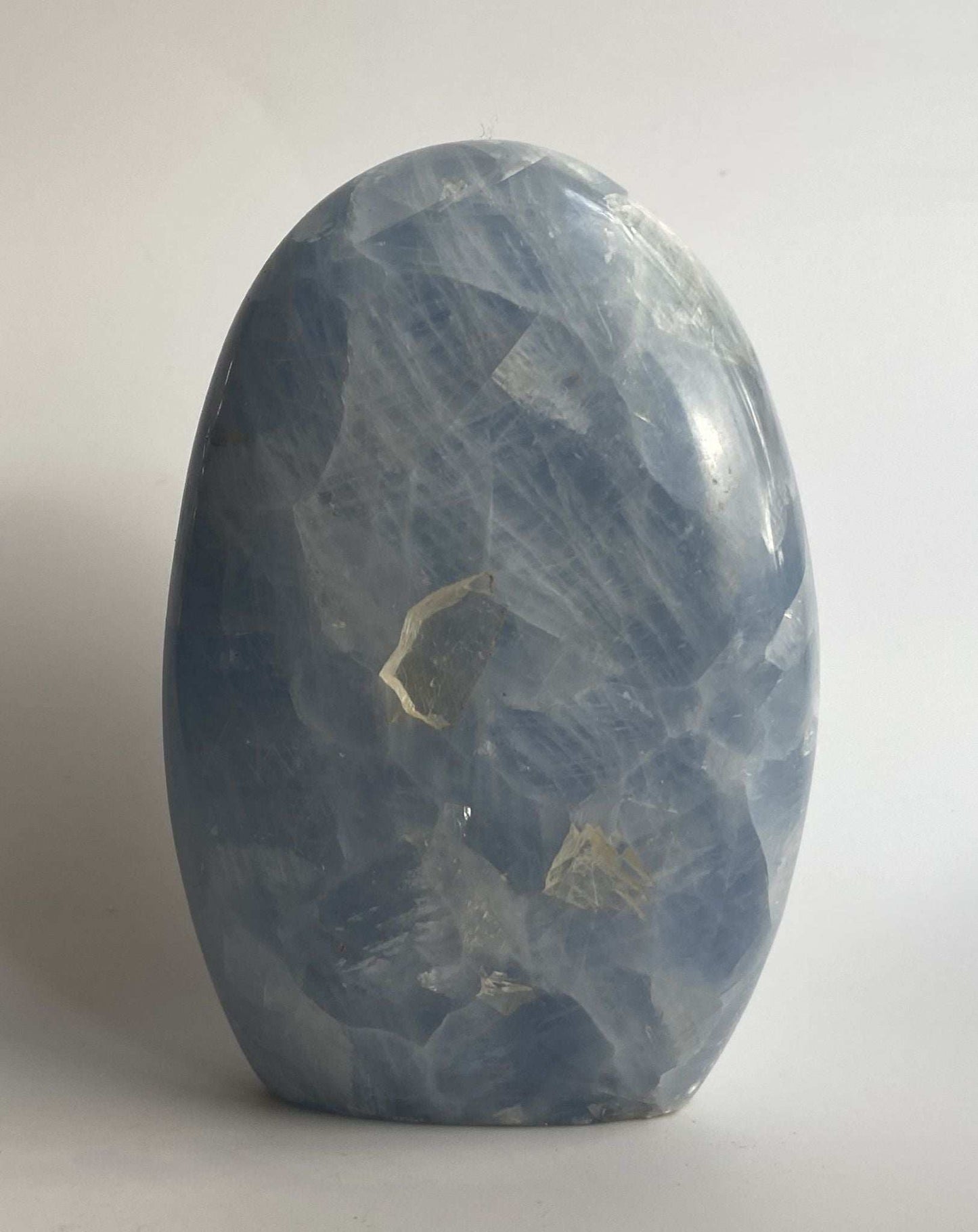 Sculptură din Calcit Albastru natural de 10 cm, piatră semiprețioasă.