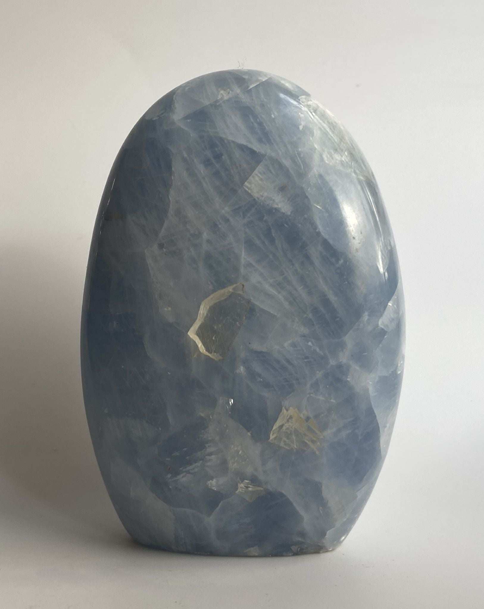 Sculptură din Calcit Albastru natural de 10 cm, piatră semiprețioasă.