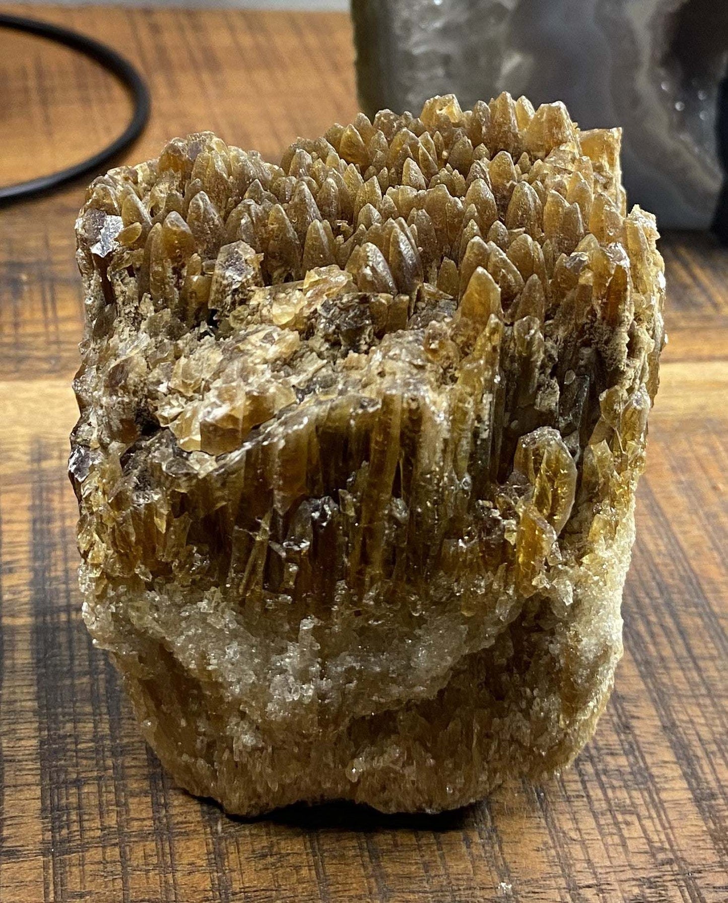 Calcit Ambra specimen piatra semipretioasa pe masa din lemn