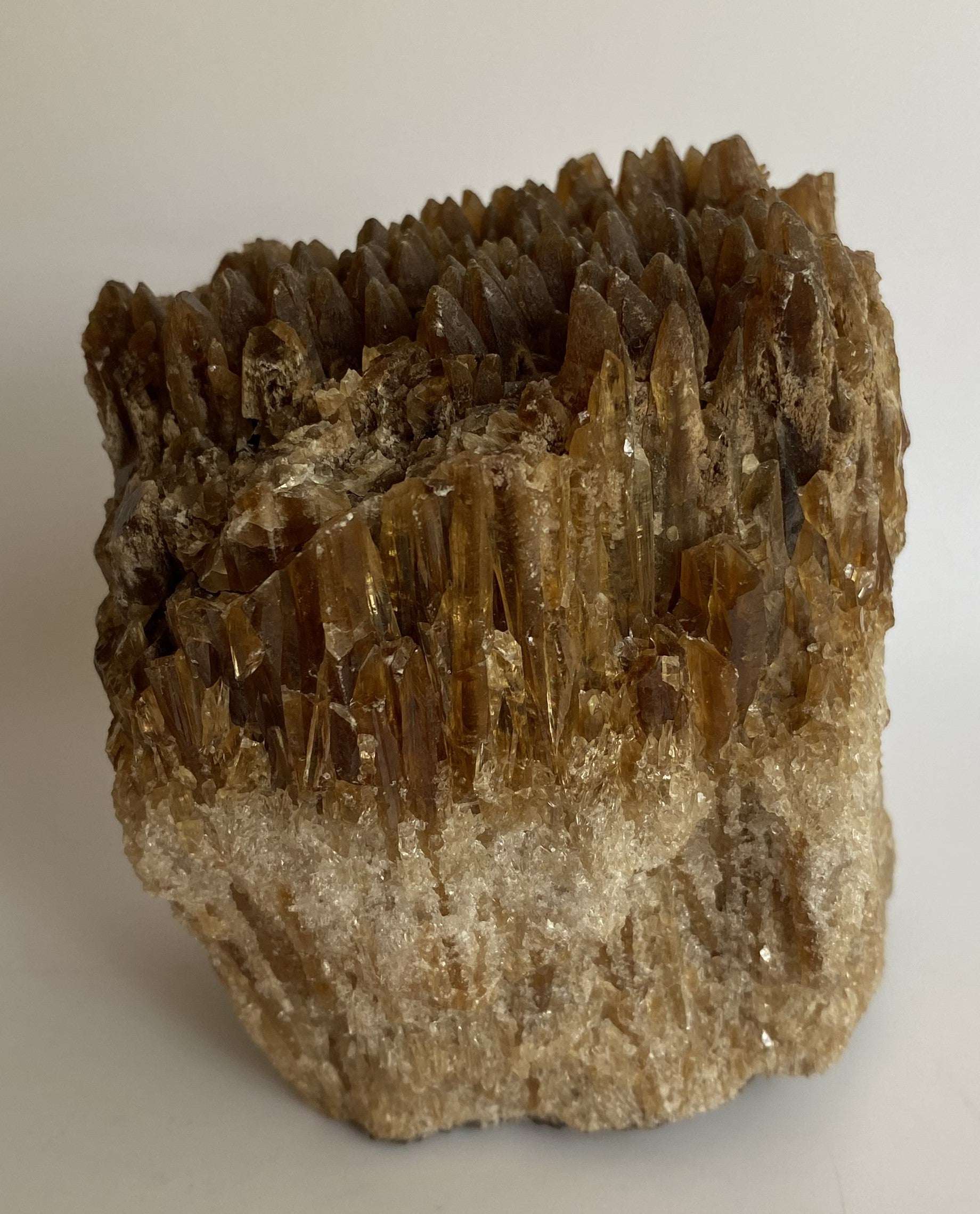 Specimen natural de Calcit Ambra cu cristale semi-prețioase detaliate