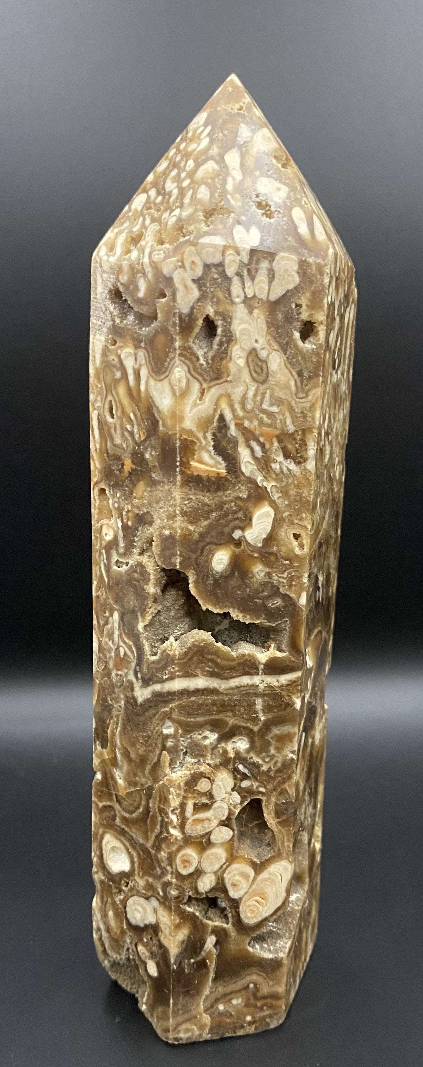 Obelisc din Calcit Ambra piatra semipretioasa cu textura naturala pe fundal negru