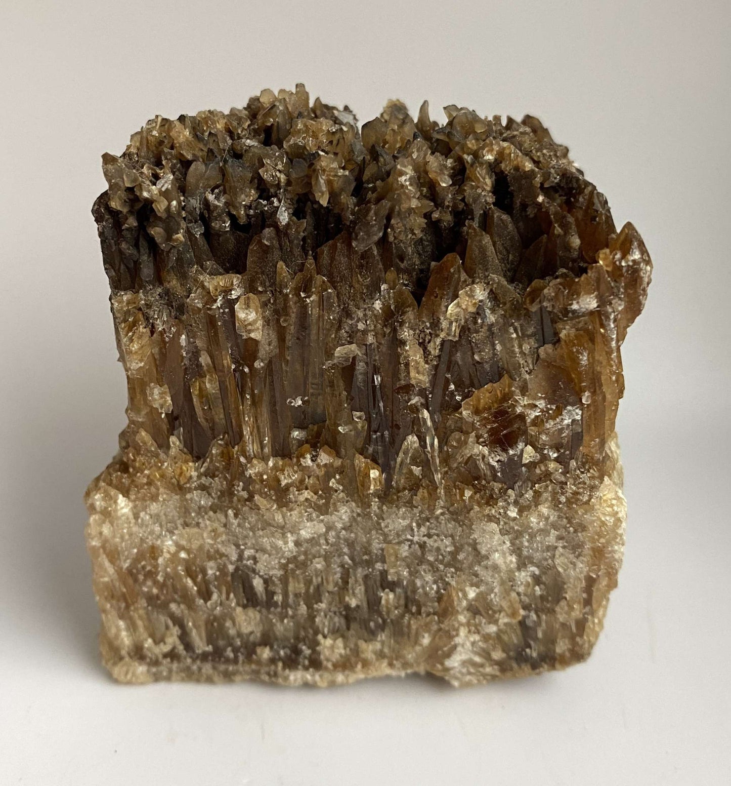 Specimen Calcit Ambra cu cristale semipretioase marron deschis pe fundal alb