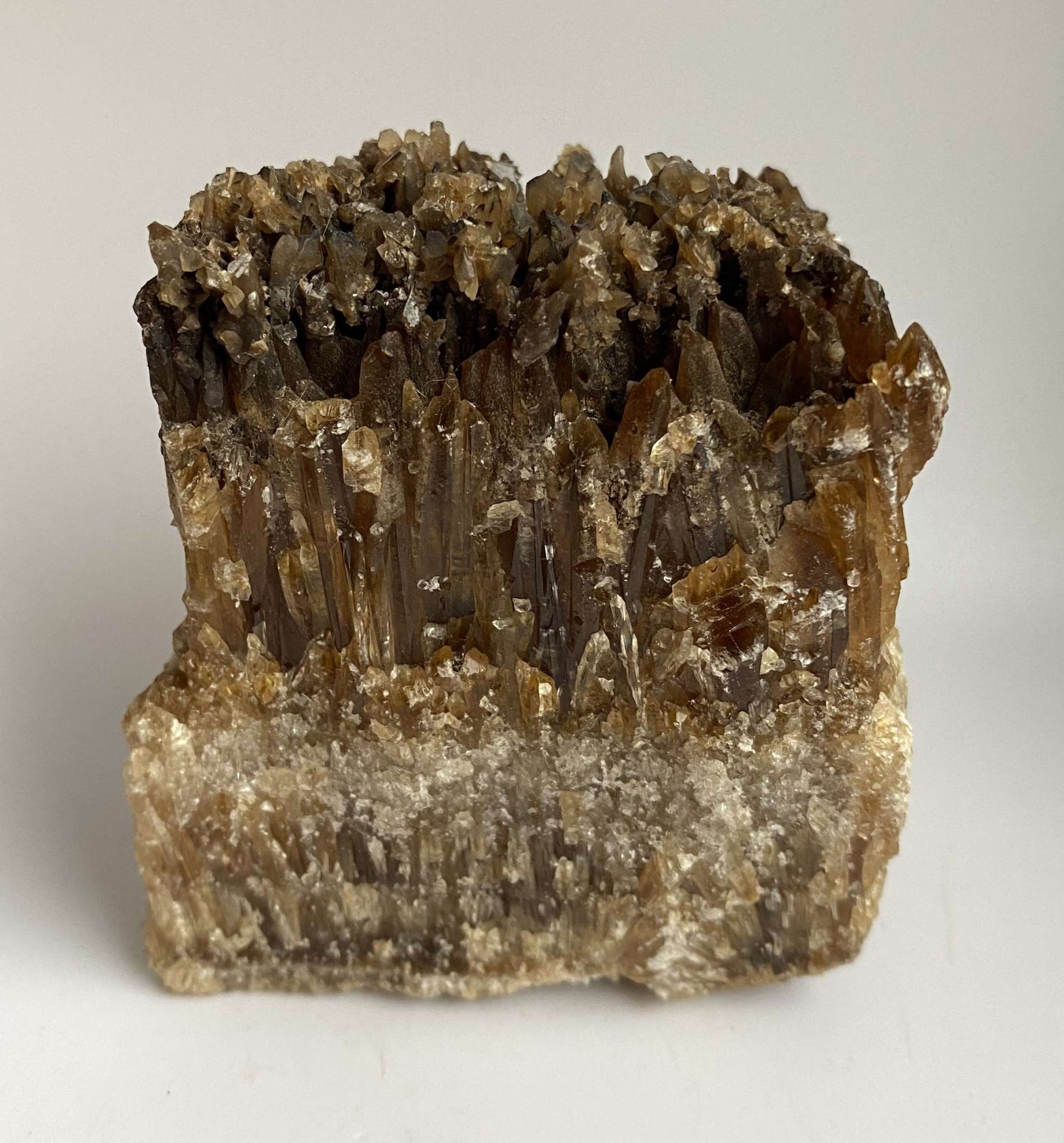 Specimen Calcit Ambra cu cristale semipretioase marron deschis pe fundal alb