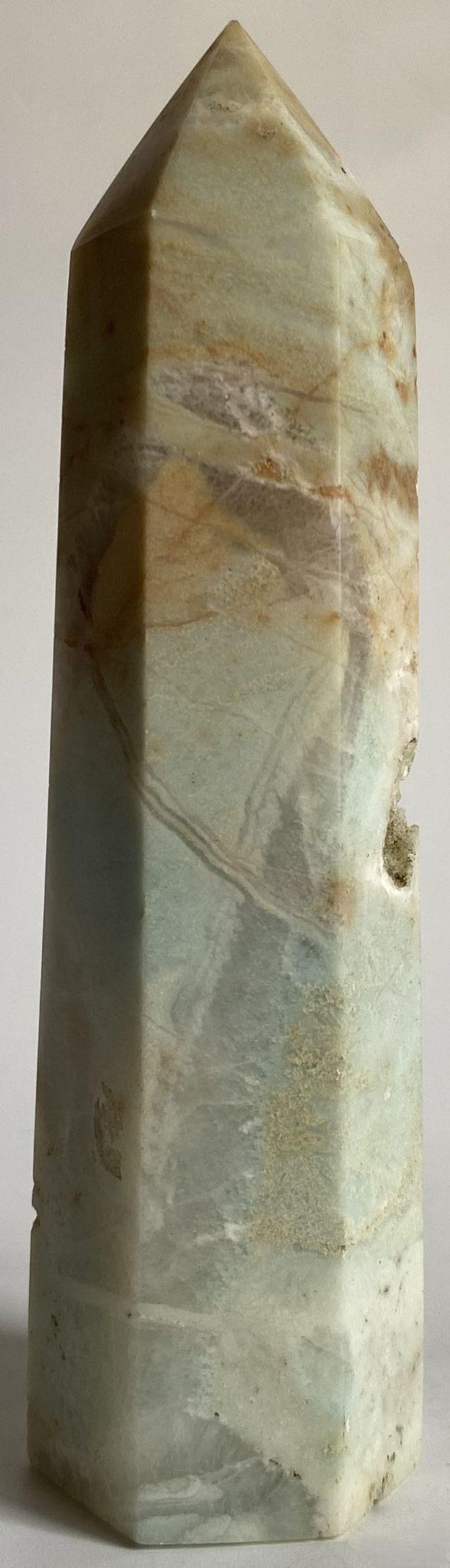 Obelisc de 10.5cm din piatra semipretioasa de calcit caraibe albastru pe fundal alb