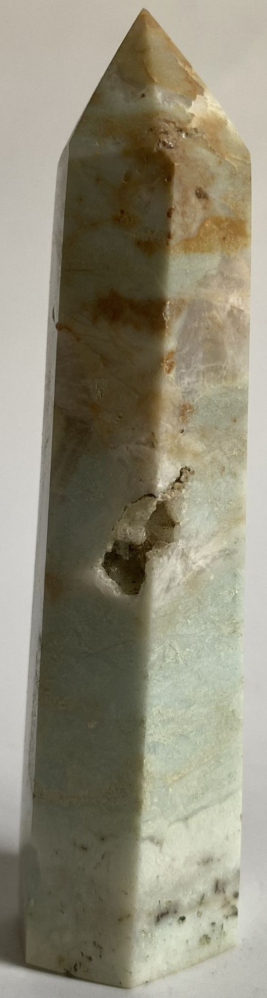 Obelisc de 10.5cm din cristal de calcit caraibe albastru pe fundal alb