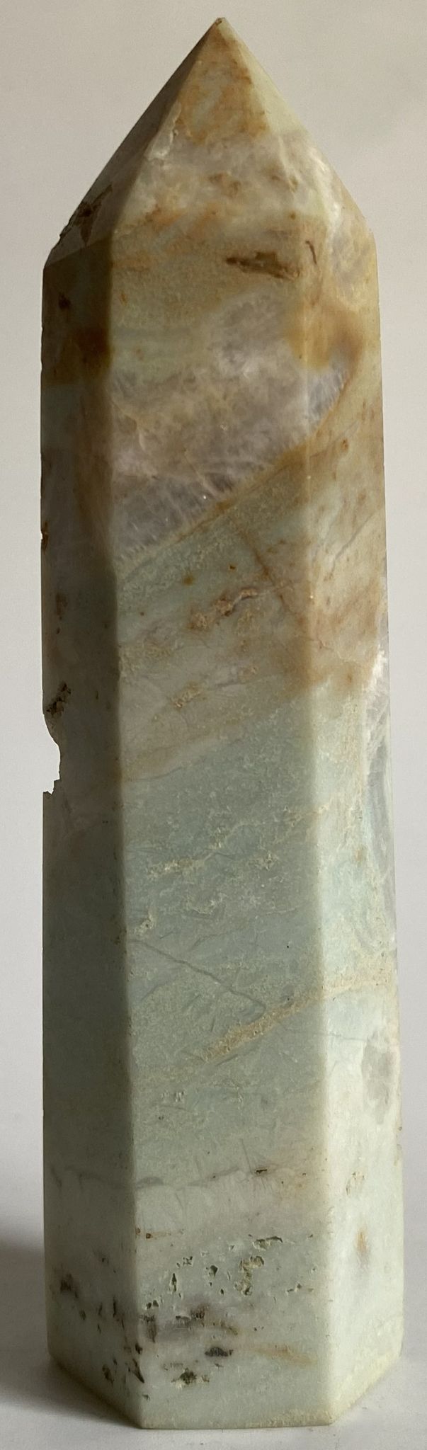 Obelisc decorativ de 10.5cm din piatra semipretioasa de calcit caraibe albastru pe fundal alb