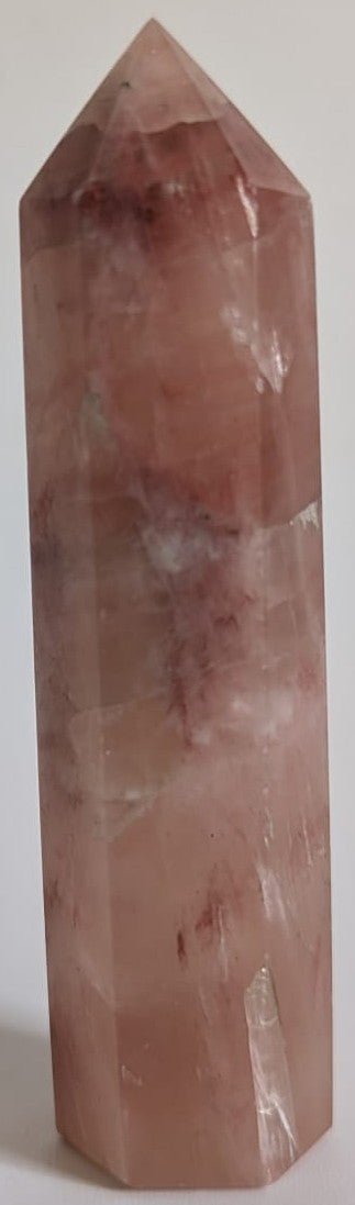Obelisc de 9.4cm din piatra semipretioasa de calcit caraibe roz pe fundal alb