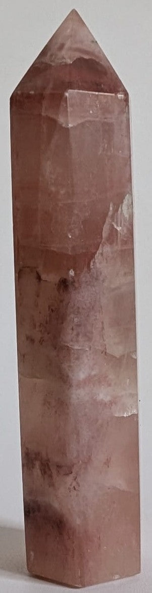 Obelisc de 9.4cm din cristal de calcit caraibe roz pe fundal alb