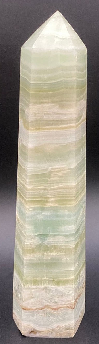 Obelisc din piatra semipretioasa de calcit caraibe verde pe fundal negru