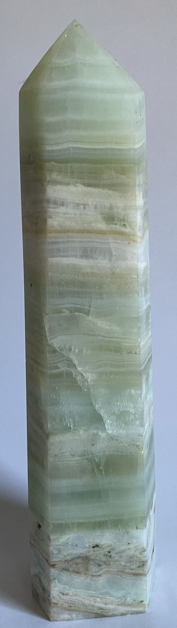 Obelisc din cristal de calcit caraibe verde pe fundal alb
