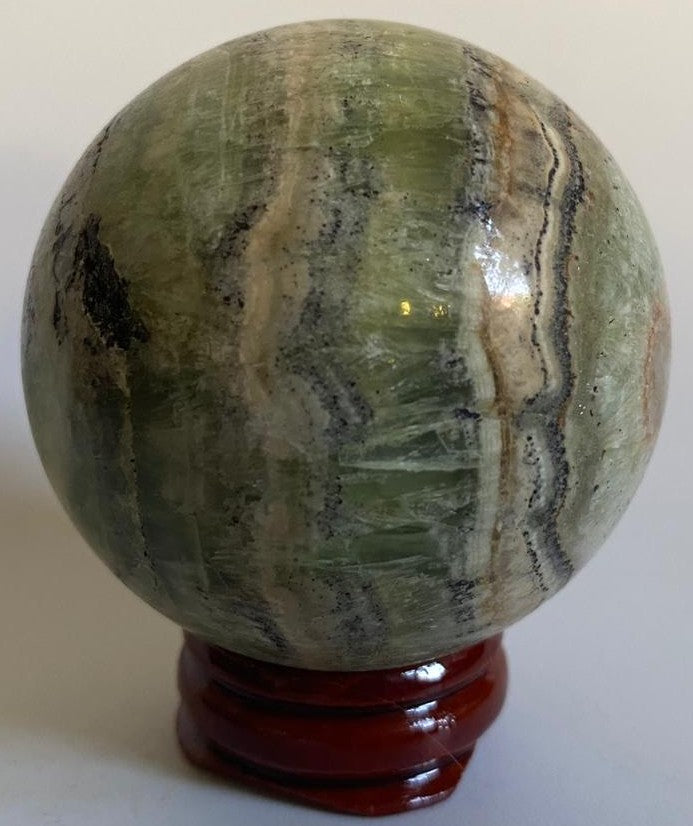 Sfera decorativa de 5.3cm din piatra semipretioasa de calcit caraibe verde pe suport din lemn cu fundal alb