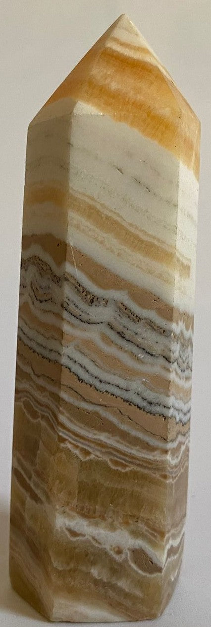 Obelisc din cristal de calcit dendritic pe fundal alb