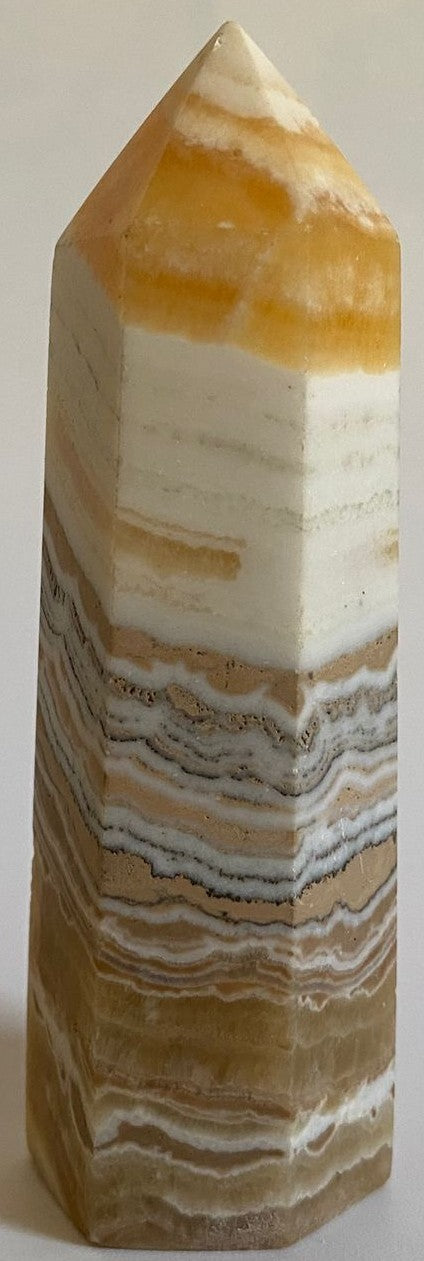 Obelisc de 9cm din piatra semipretioasa de calcit dendritic pe fundal alb