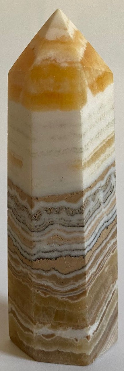 Obelisc de 9cm din cristal de calcit dendritic pe fundal alb