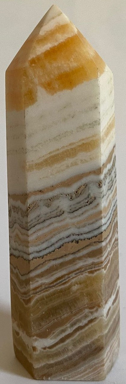 Obelisc decorativ de 9cm din piatra semipretioasa de calcit dendritic pe fundal alb