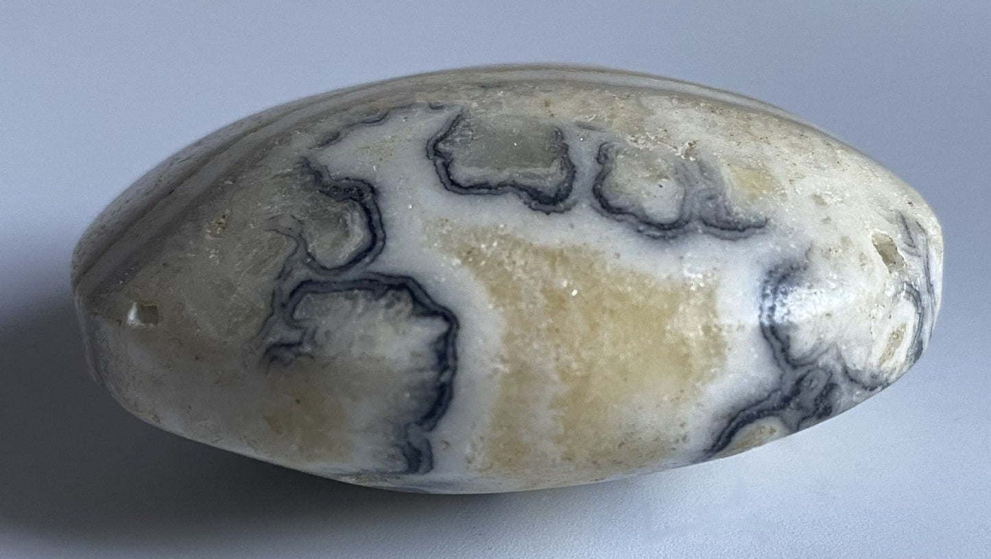 Palm Stone de 5.9cm din cristal de calcit dendritic pe fundal alb