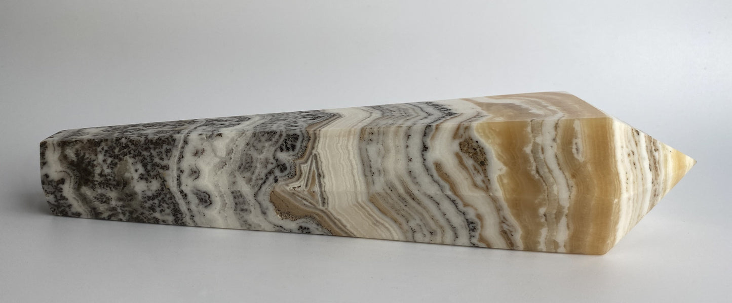 Obelisc sceptru din mineral de calcit dendritic pe fundal alb sub lumina naturala