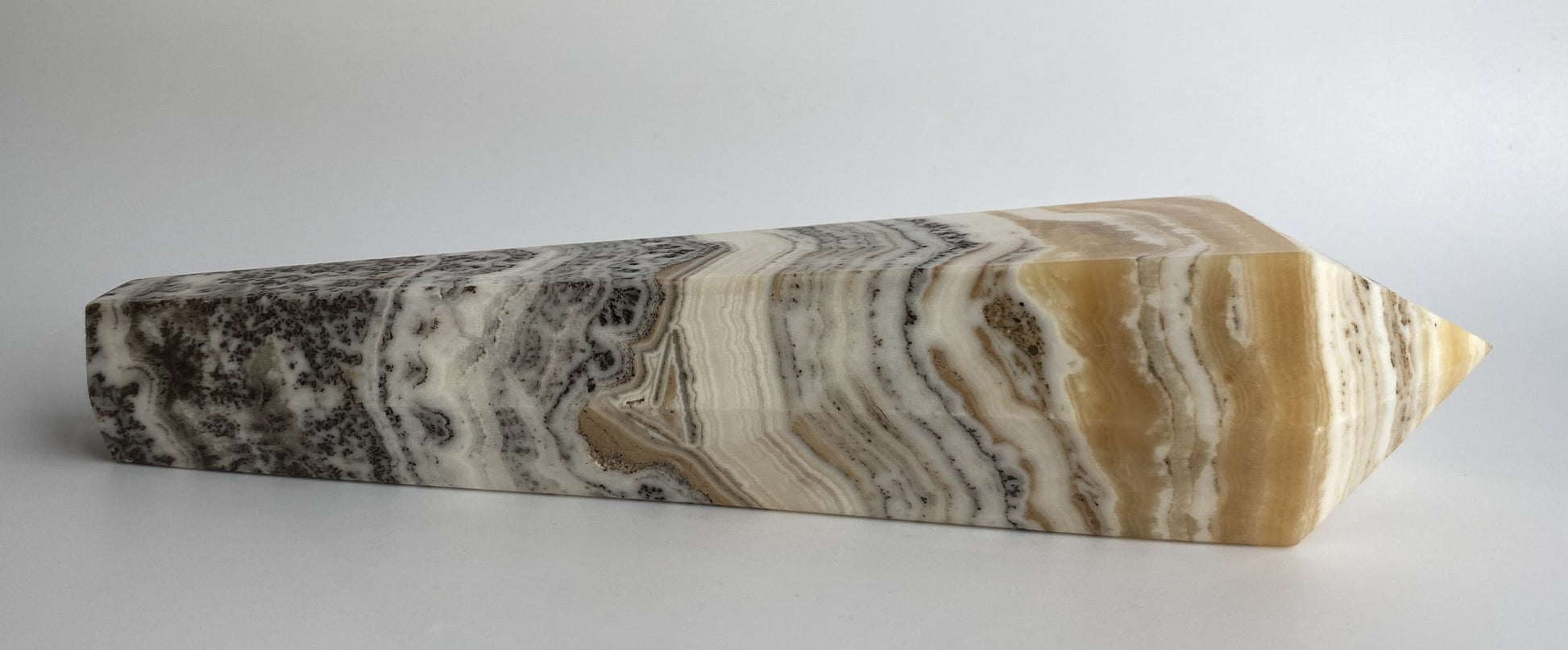 Obelisc sceptru din mineral de calcit dendritic pe fundal alb sub lumina naturala